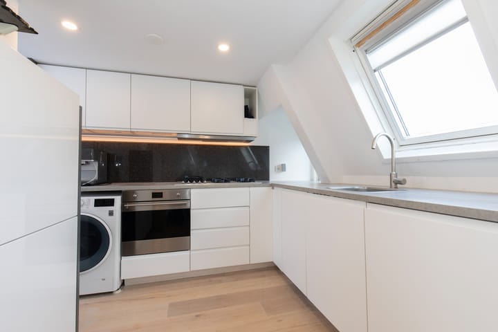 Photo 11 of Orteliusstraat 64-3