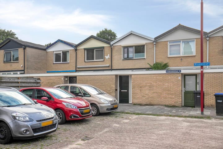 Photo 26 of Brucknerstraat 12