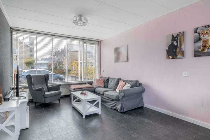 Photo 2 of Mr G Groen van Prinstererlaan 11