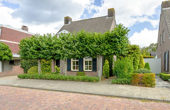 Photo 2 of Min. Aalbersestraat 12