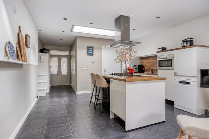 Photo 4 of Van Loëstraat 8