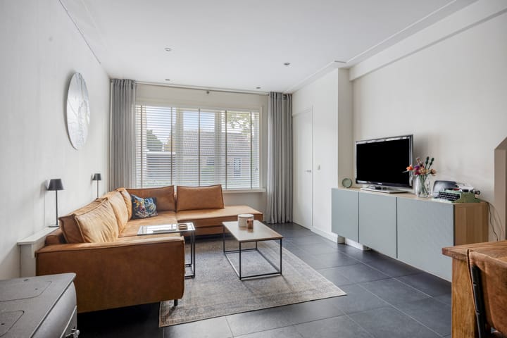 Photo 10 of Van Loëstraat 8