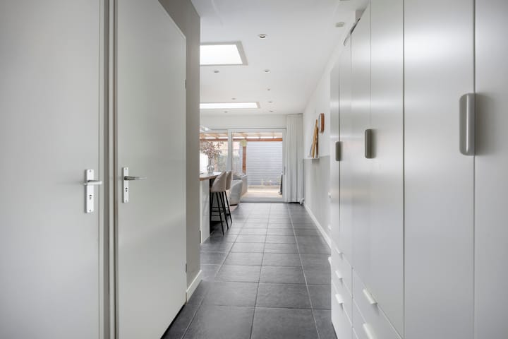 Photo 15 of Van Loëstraat 8