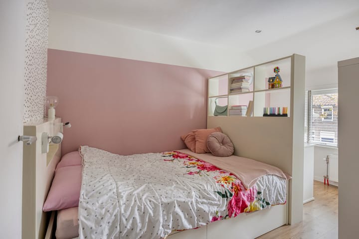 Photo 27 of Van Loëstraat 8