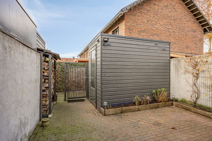 Photo 35 of Van Loëstraat 8