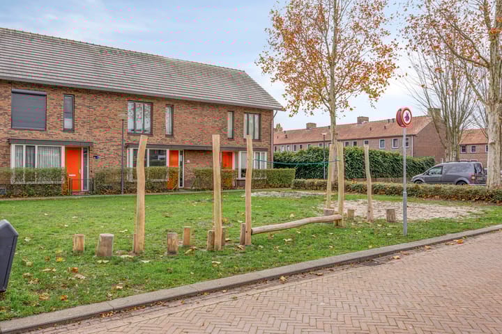 Photo 38 of Van Loëstraat 8