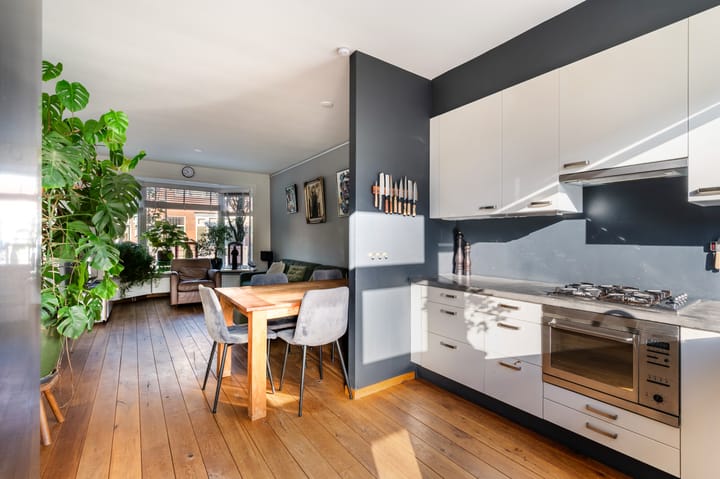 Photo 12 of Floresstraat 96