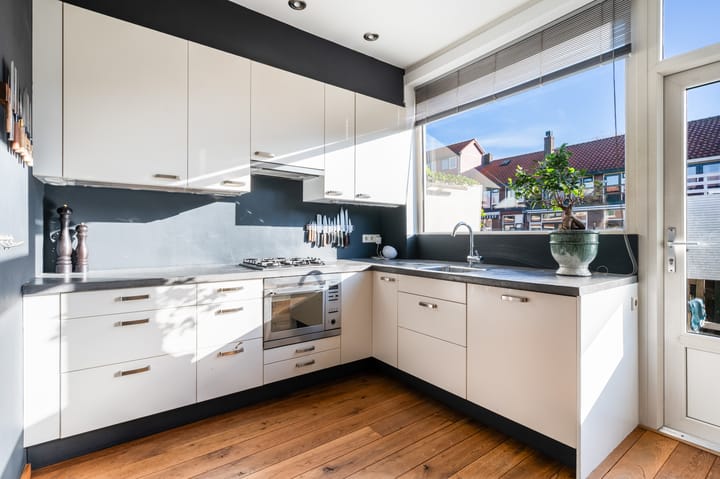 Photo 13 of Floresstraat 96