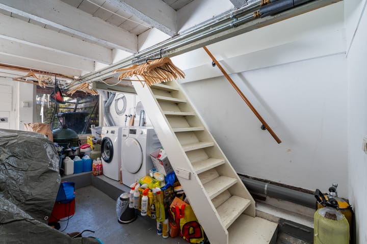 Photo 32 of Floresstraat 96