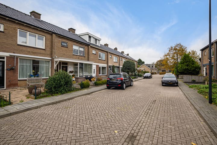 Photo 4 of Diepenbrockstraat 10