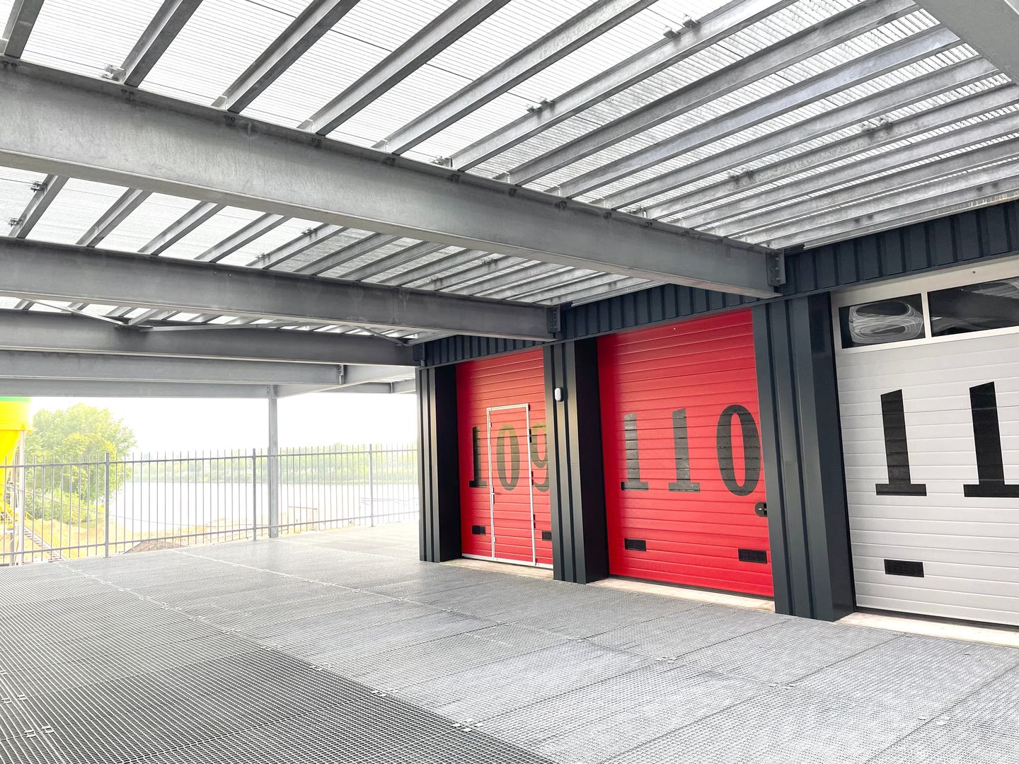 Bekijk foto 2 van Elektronweg 24-26