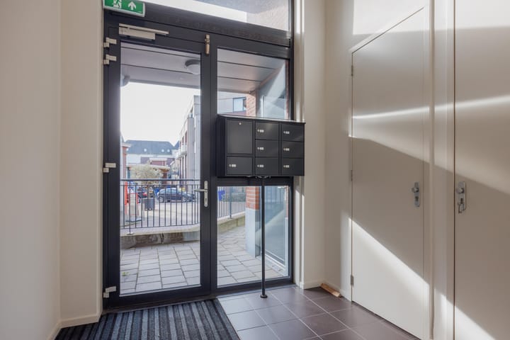 Photo 11 of Prins Hendrikstraat 2-B