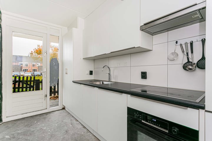 Photo 10 of Suze Groenewegstraat 28