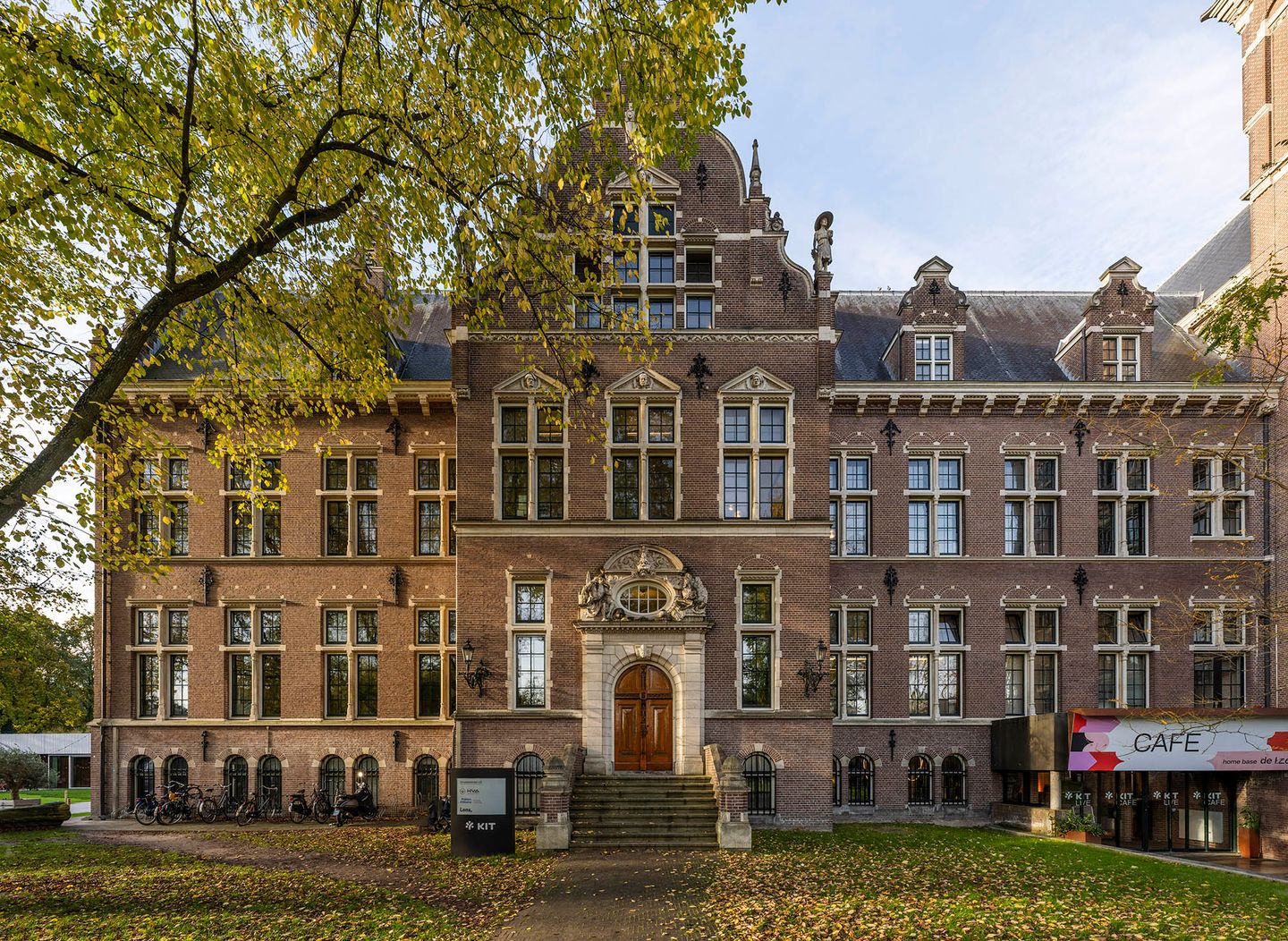 View photo 1 of Linnaeusstraat 2-A