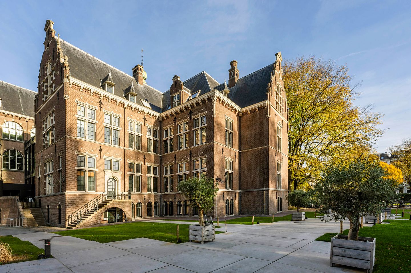 View photo 2 of Linnaeusstraat 2-A