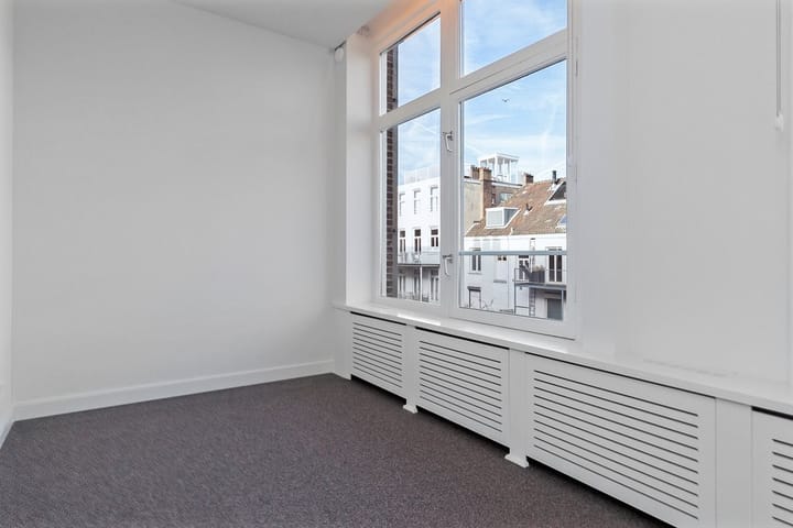 Photo 14 of Jan Luijkenstraat 70-C