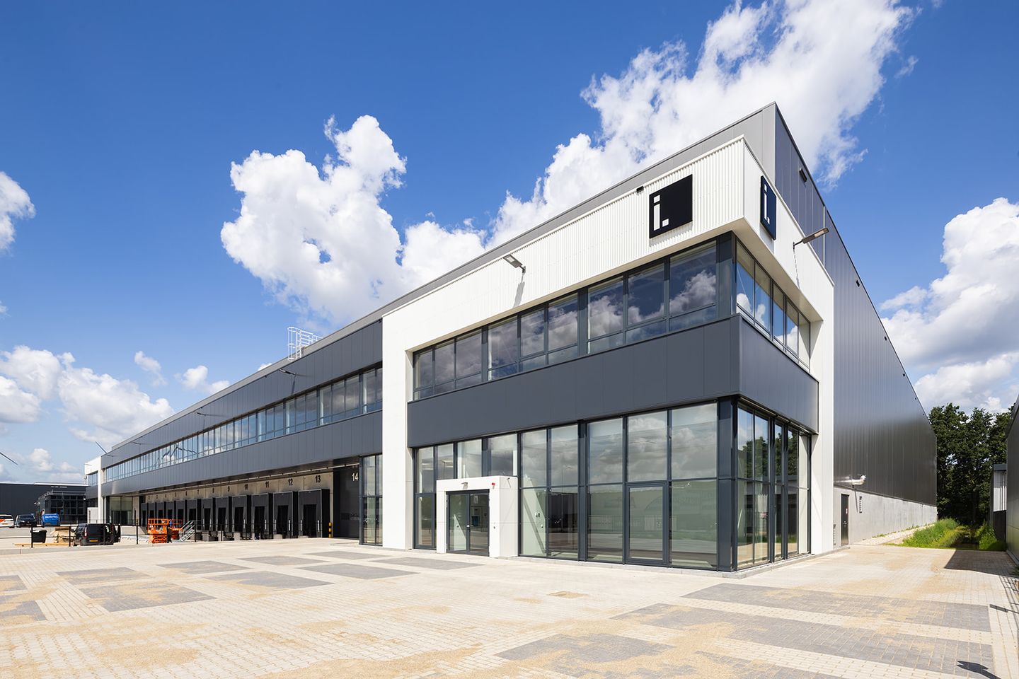 View photo 3 of Celsiusweg 16