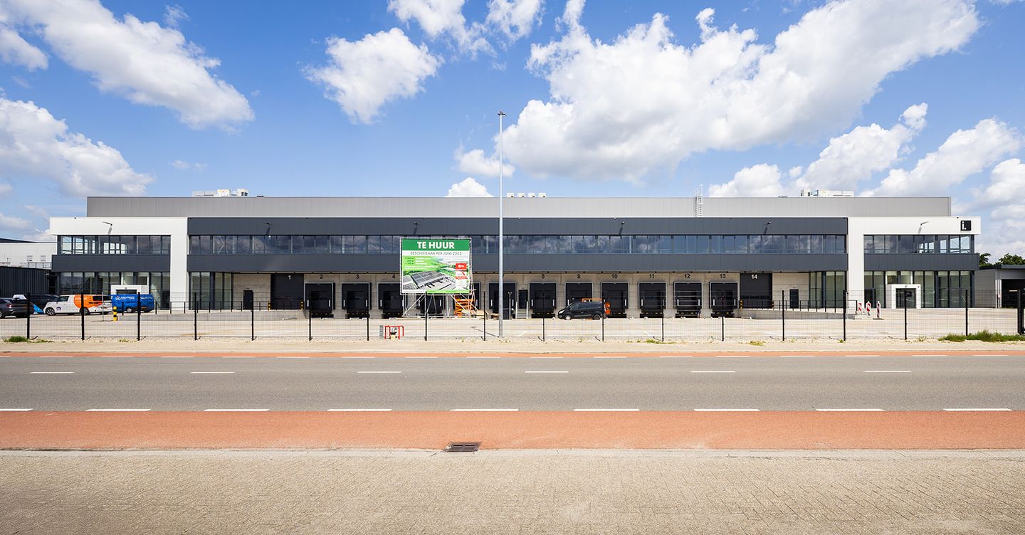 View photo 2 of Celsiusweg 16