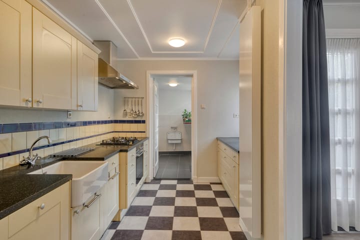 Photo 6 of Faurestraat 22