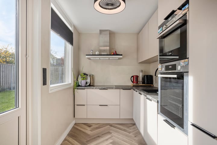 Photo 9 of Kamillestraat 8