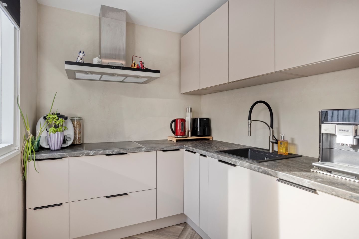 Photo 10 of Kamillestraat 8