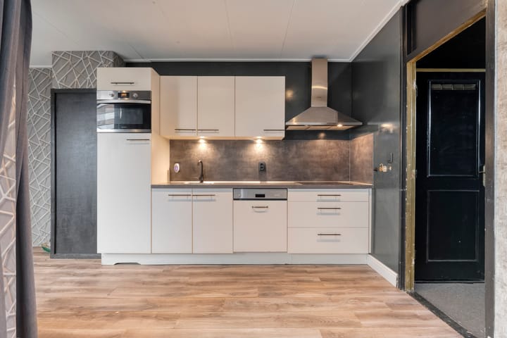 Photo 12 of D H van der Scheerstraat 26