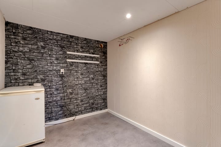 Photo 15 of D H van der Scheerstraat 26