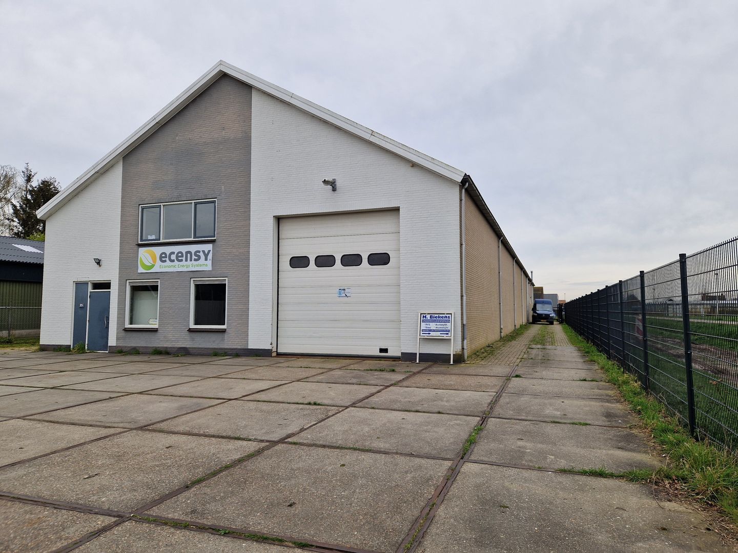 View photo 2 of Van Schagenstraat 25