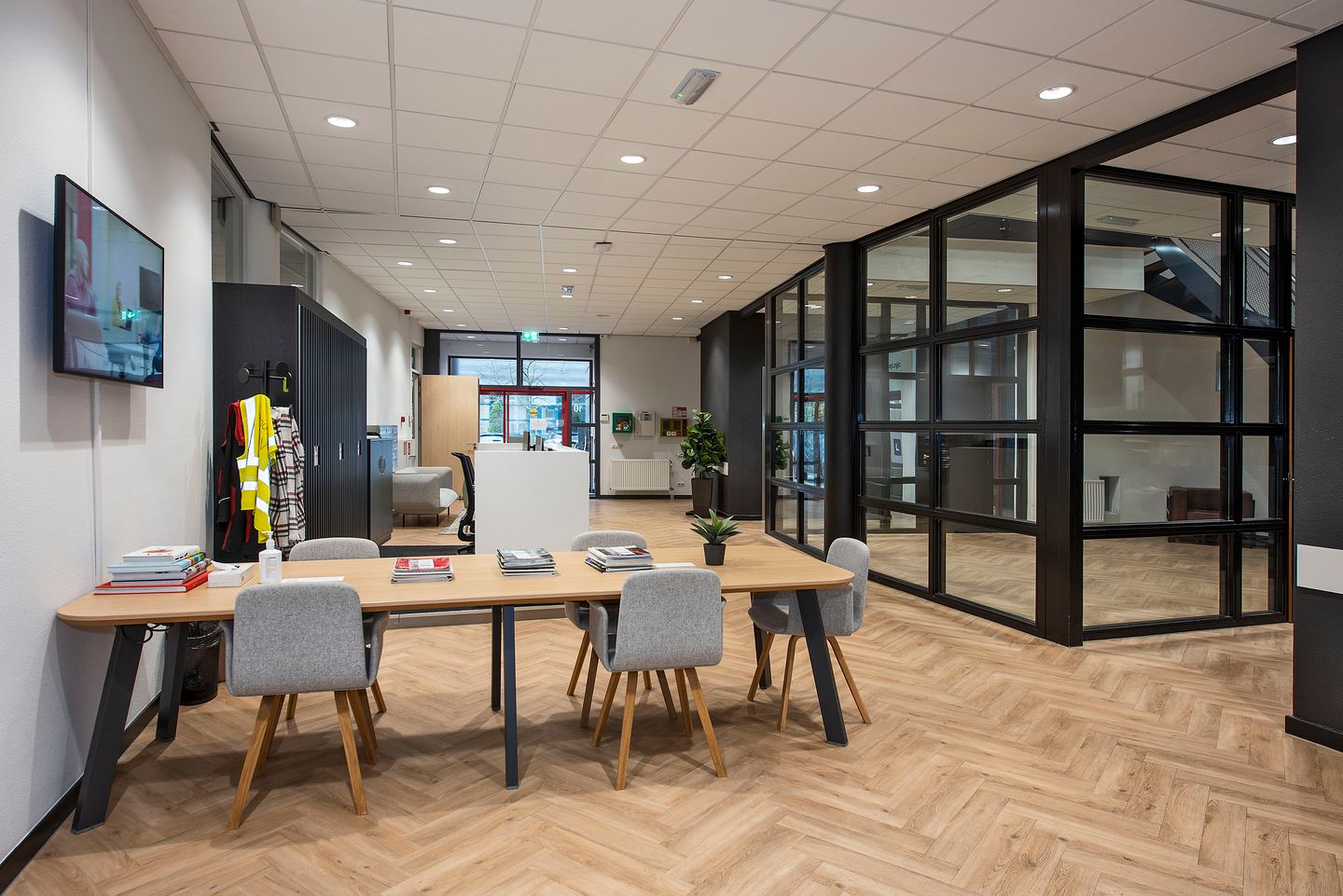 View photo 2 of Capitool 10