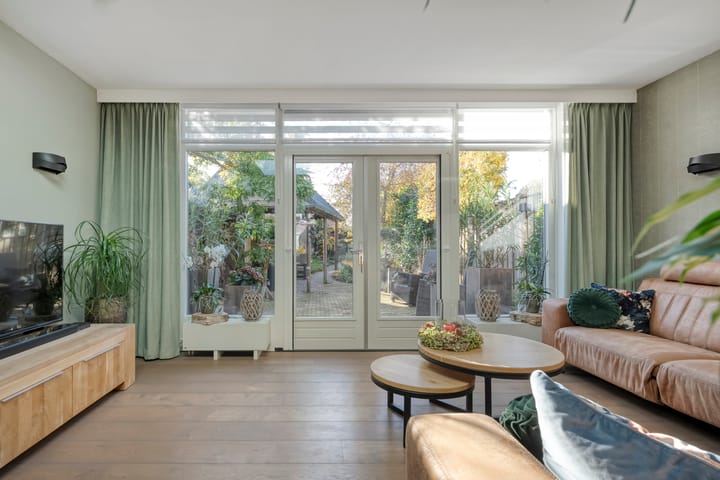 Photo 16 of Esschingstraat 33