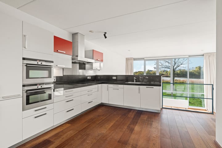 Photo 10 of Oeverzeggestraat 36