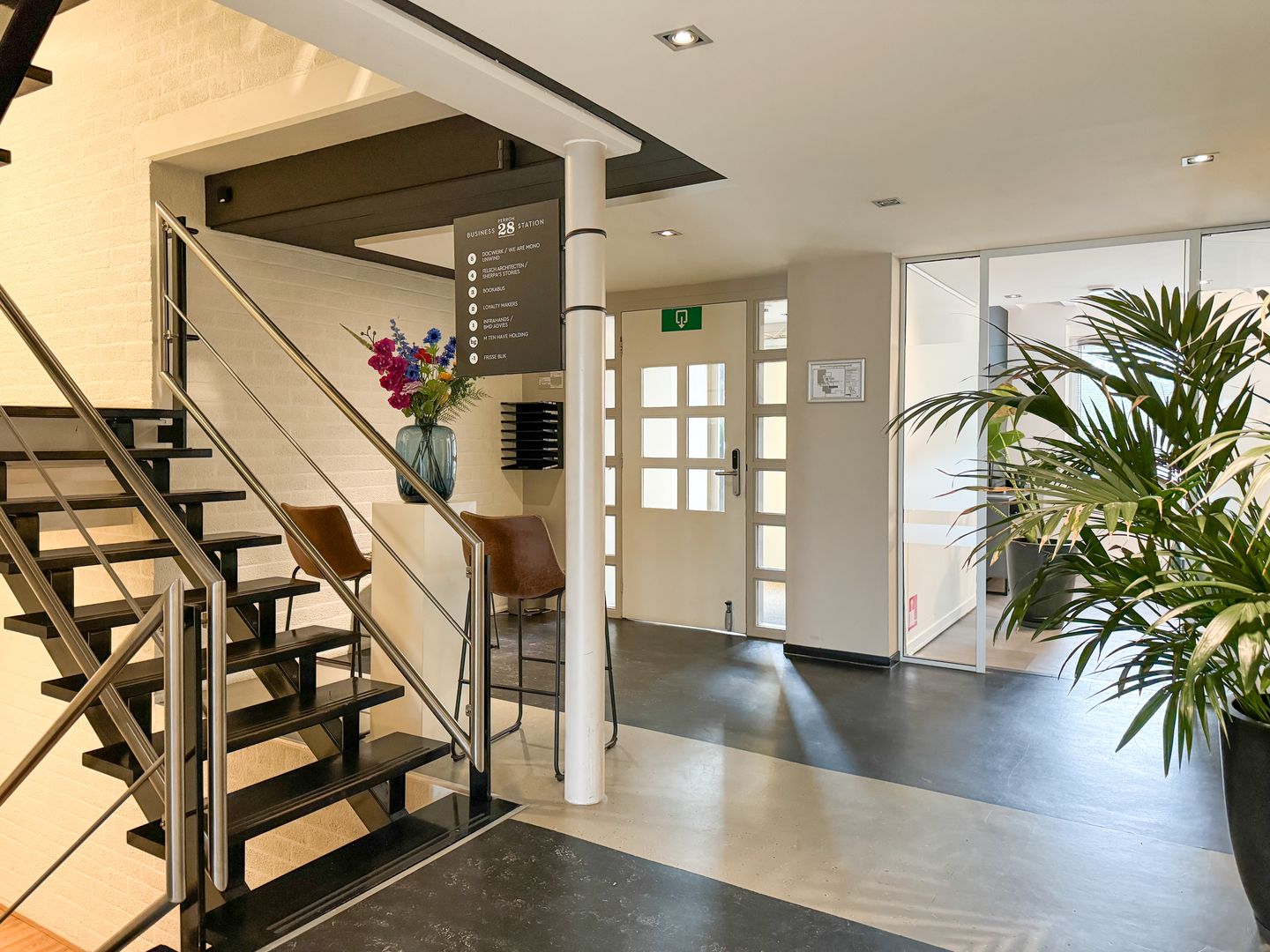 Bekijk foto 2 van Stationsplein 28