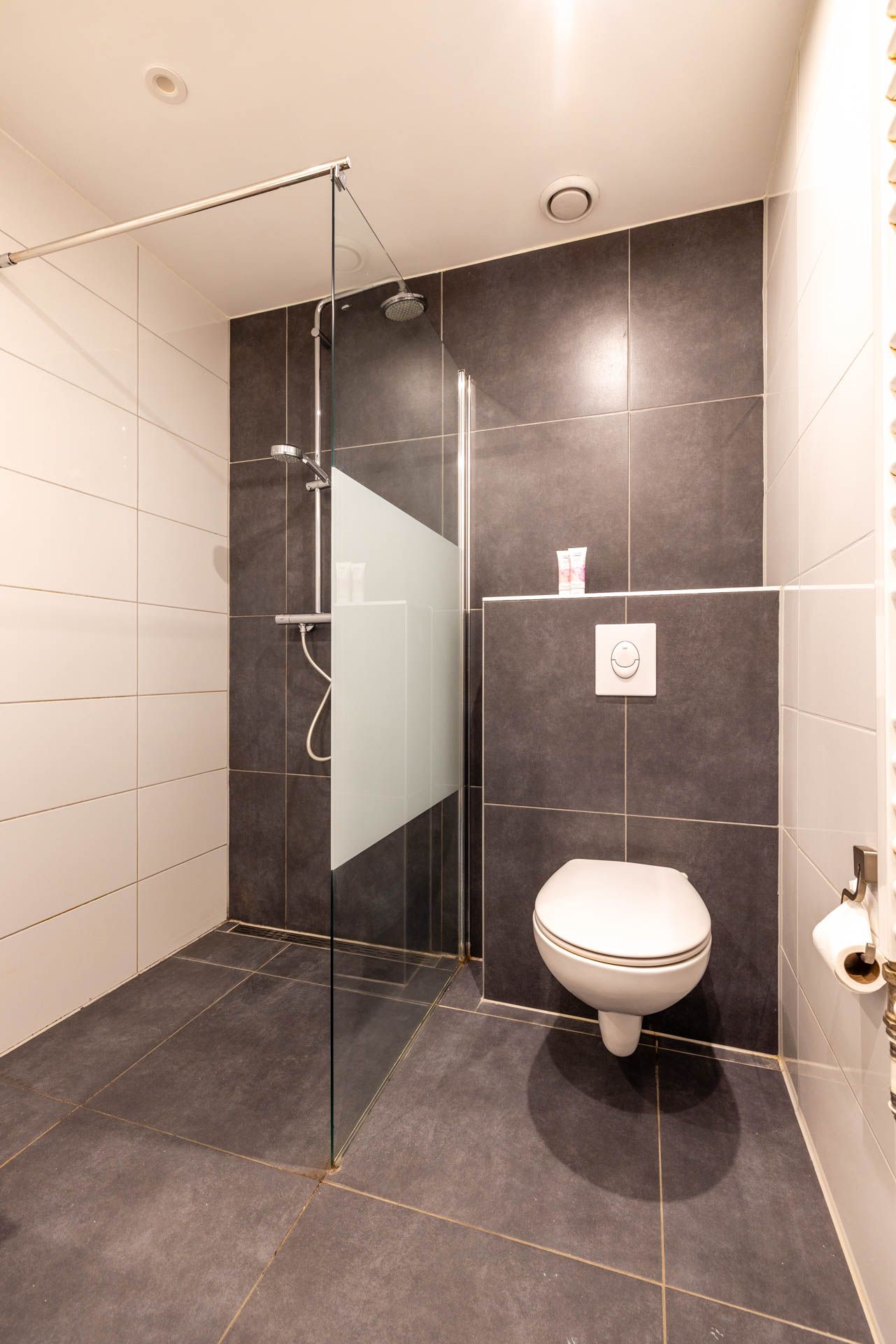 Photo 25 of Joost van Geelstraat 57-B