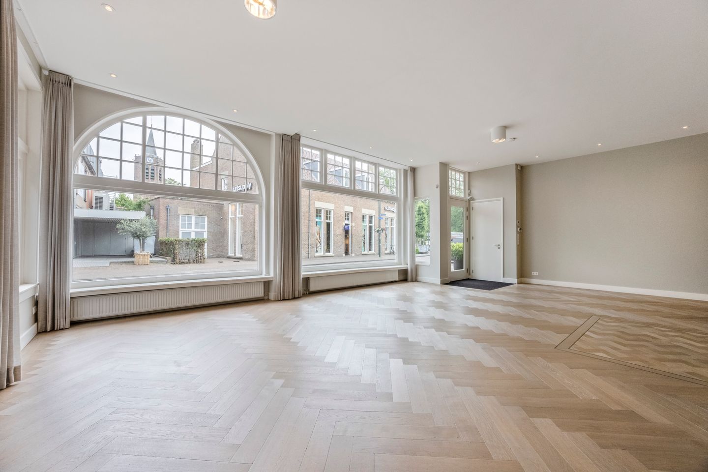 View photo 2 of Burgemeester van Nispen van Sevenaerstraat 5