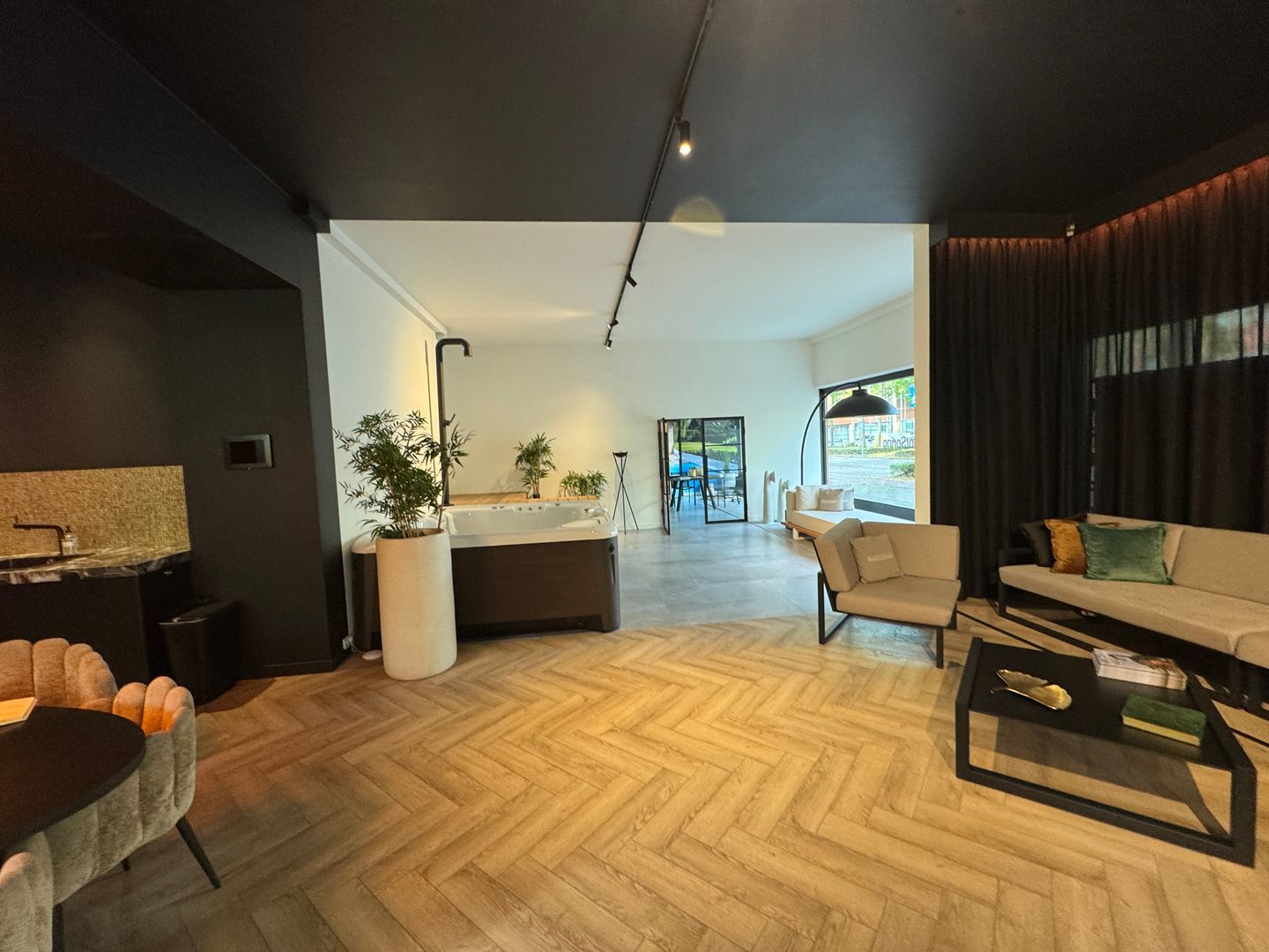 View photo 4 of Avenue Ceramique 160