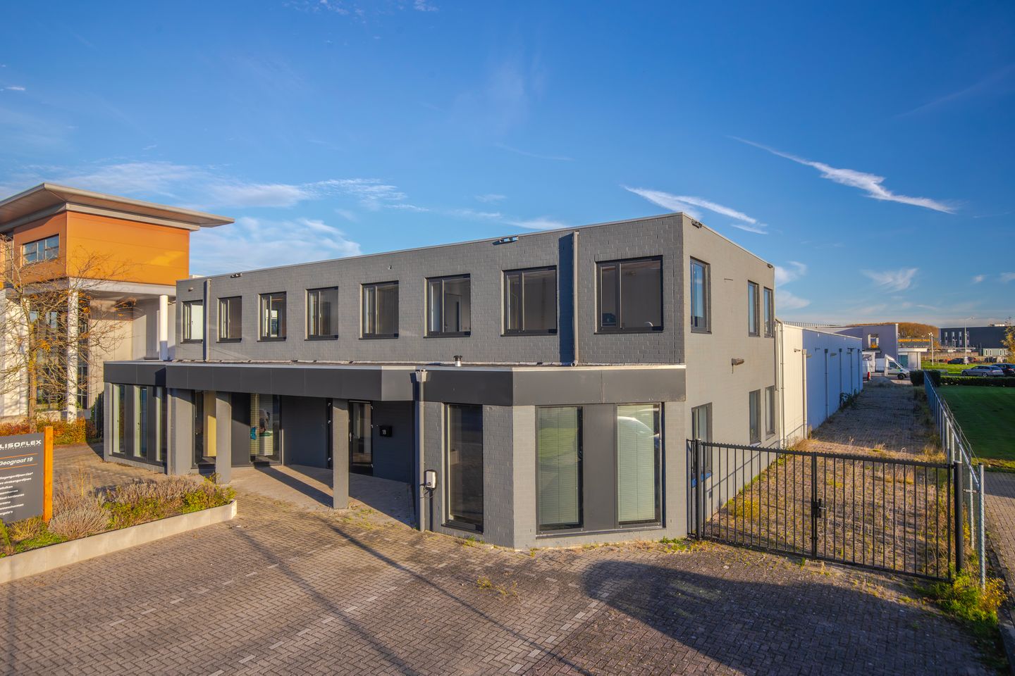 View photo 1 of Geograaf 19