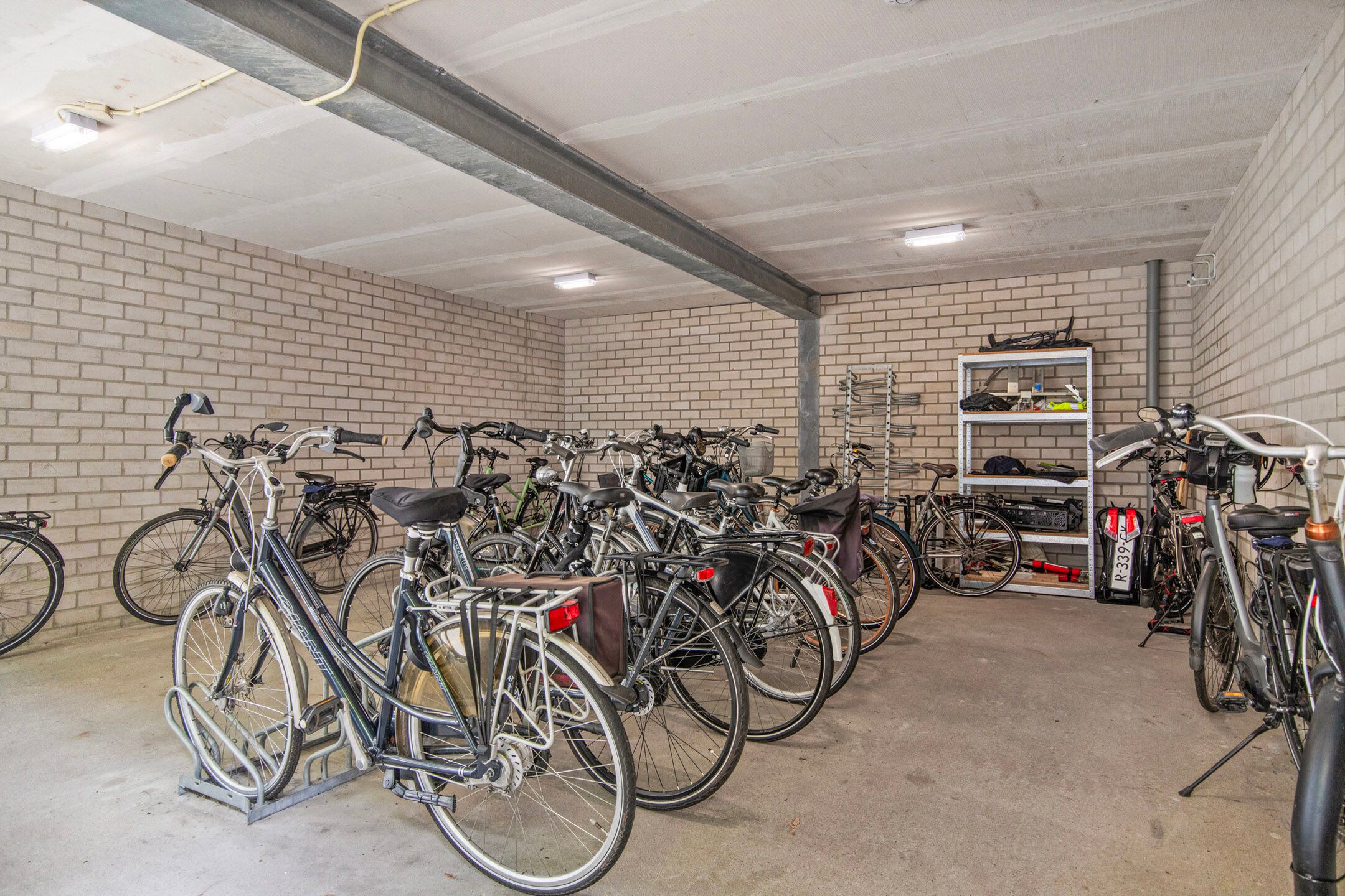 Foto 48 van Pettelaarseweg 180-G