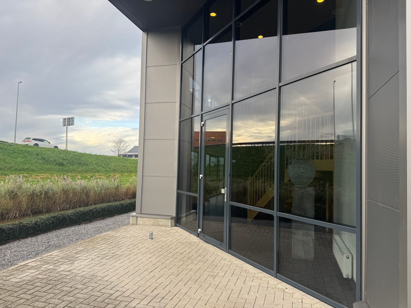 View photo 2 of Rak 24