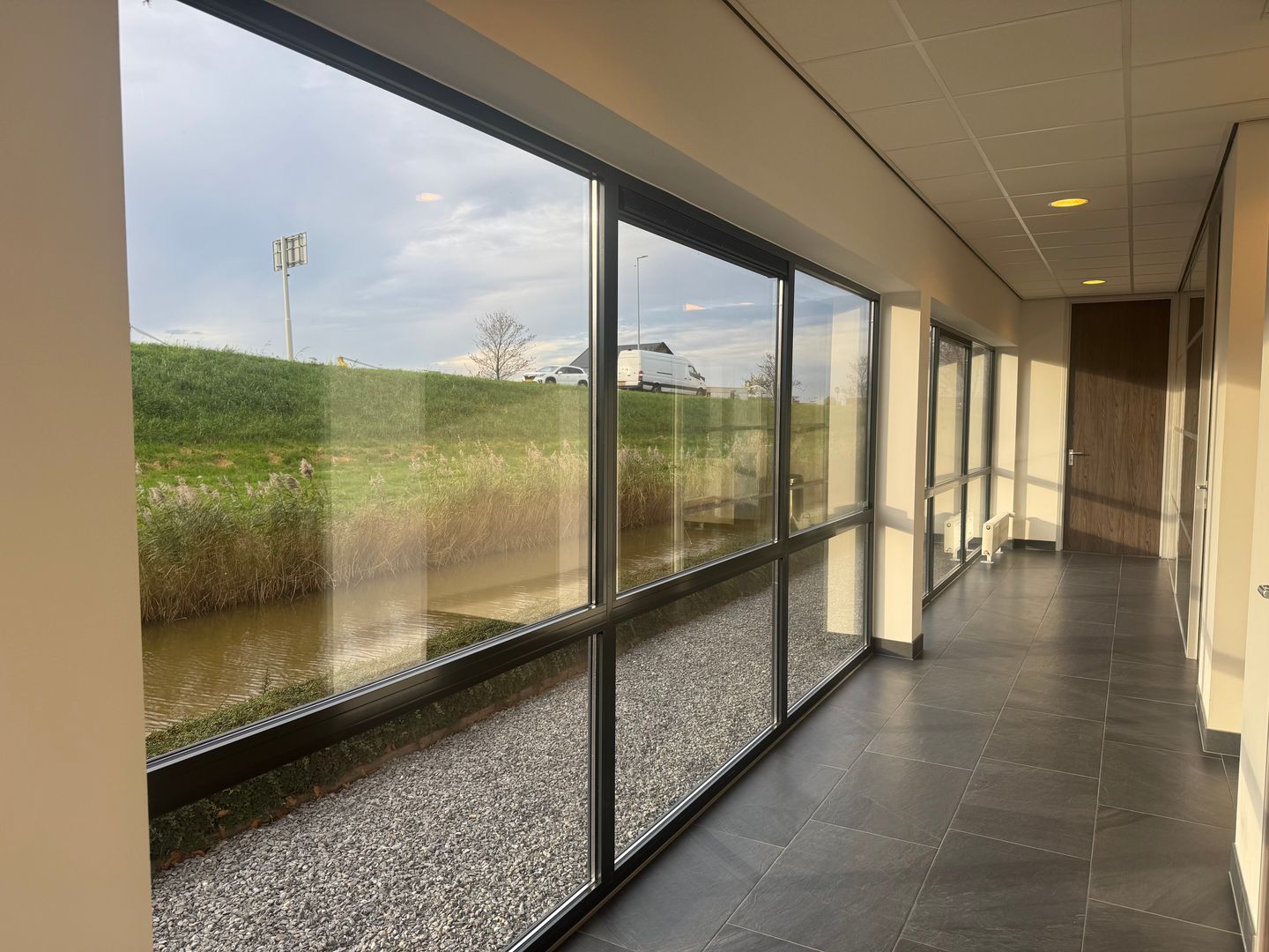 View photo 5 of Rak 24