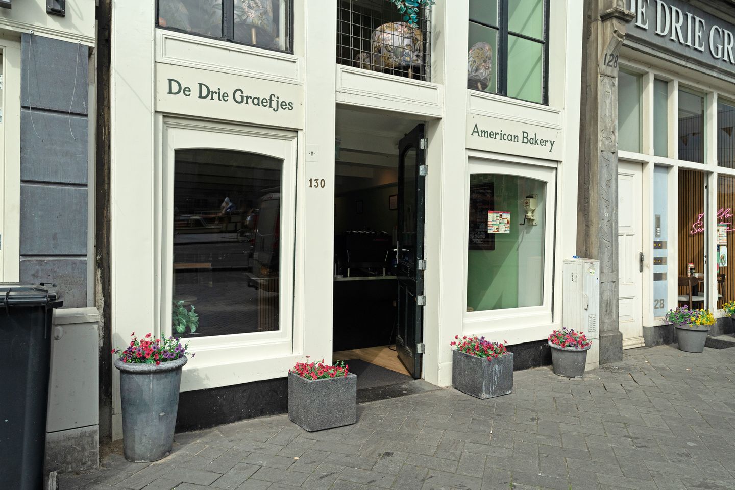 View photo 4 of Rokin 130