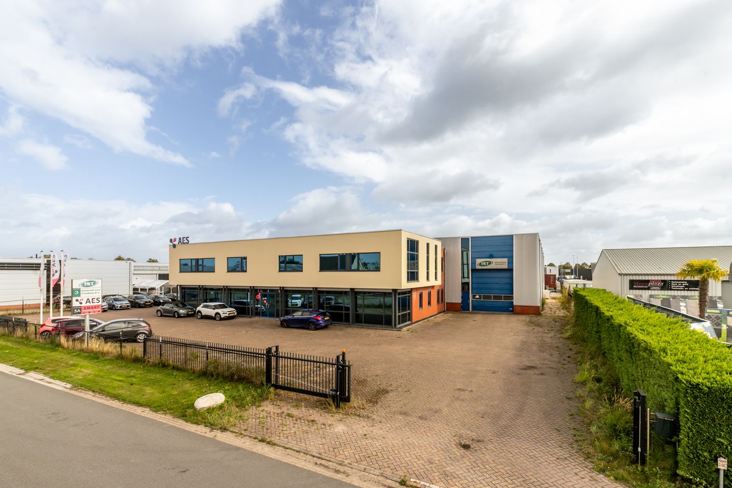 View photo 1 of Schoenmakerij 3