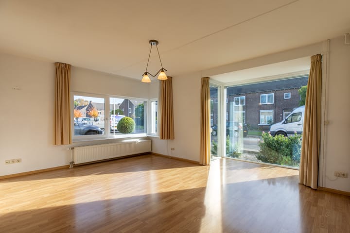 Photo 4 of Emmausstraat 36