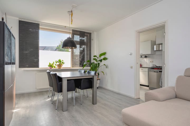 Photo 3 of Woeringenstraat 67