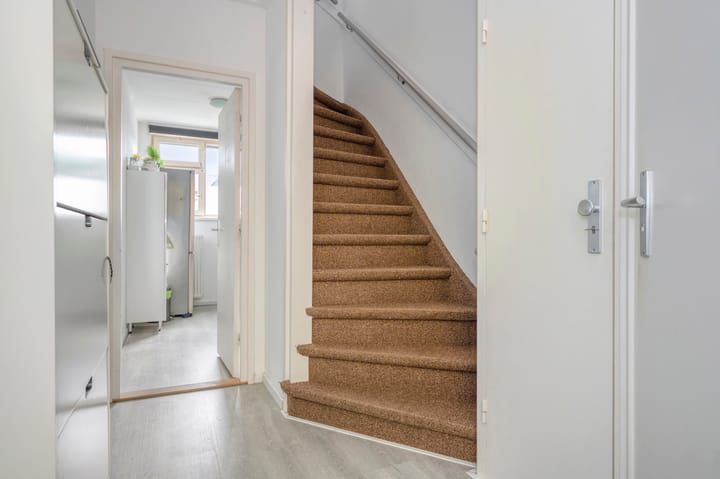 Photo 9 of Woeringenstraat 67