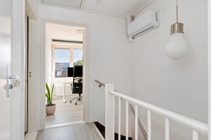 Photo 10 of Woeringenstraat 67