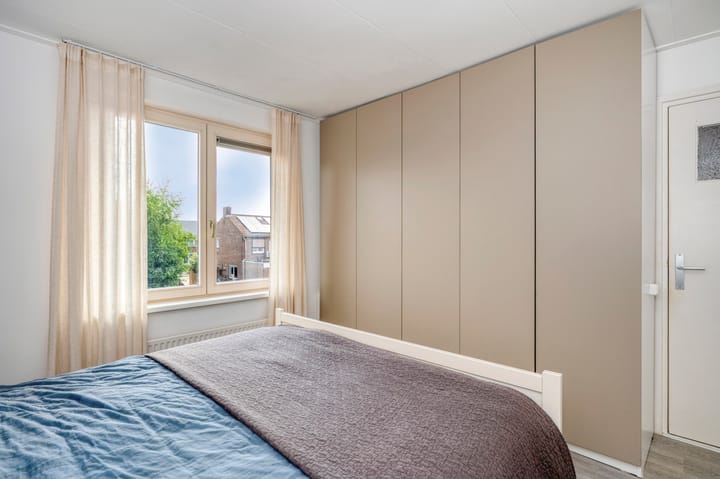 Photo 14 of Woeringenstraat 67