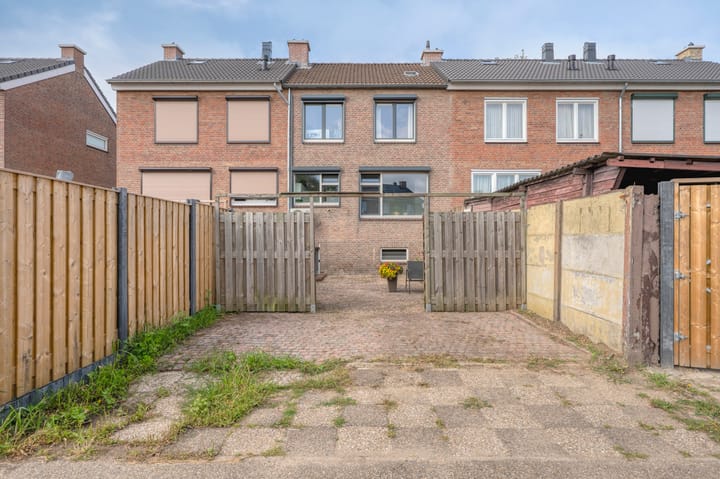 Photo 28 of Woeringenstraat 67