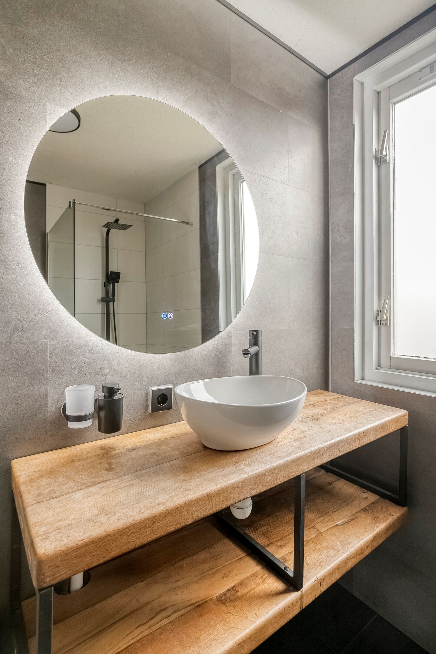 Photo 3 of Almereweg 13