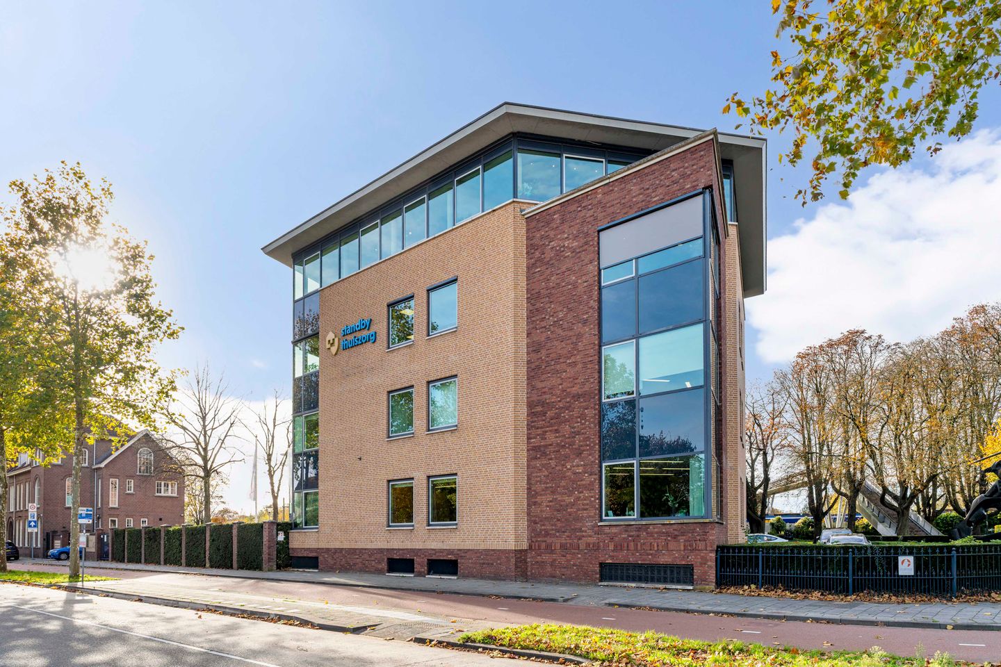 Bekijk foto 2 van Vughterweg 47