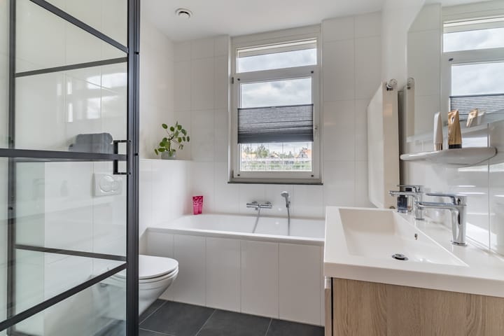 Photo 41 of Veenendaalstraat 111